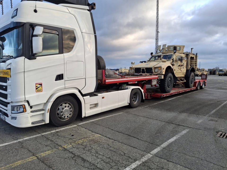 przewóz transportera opancerzonego